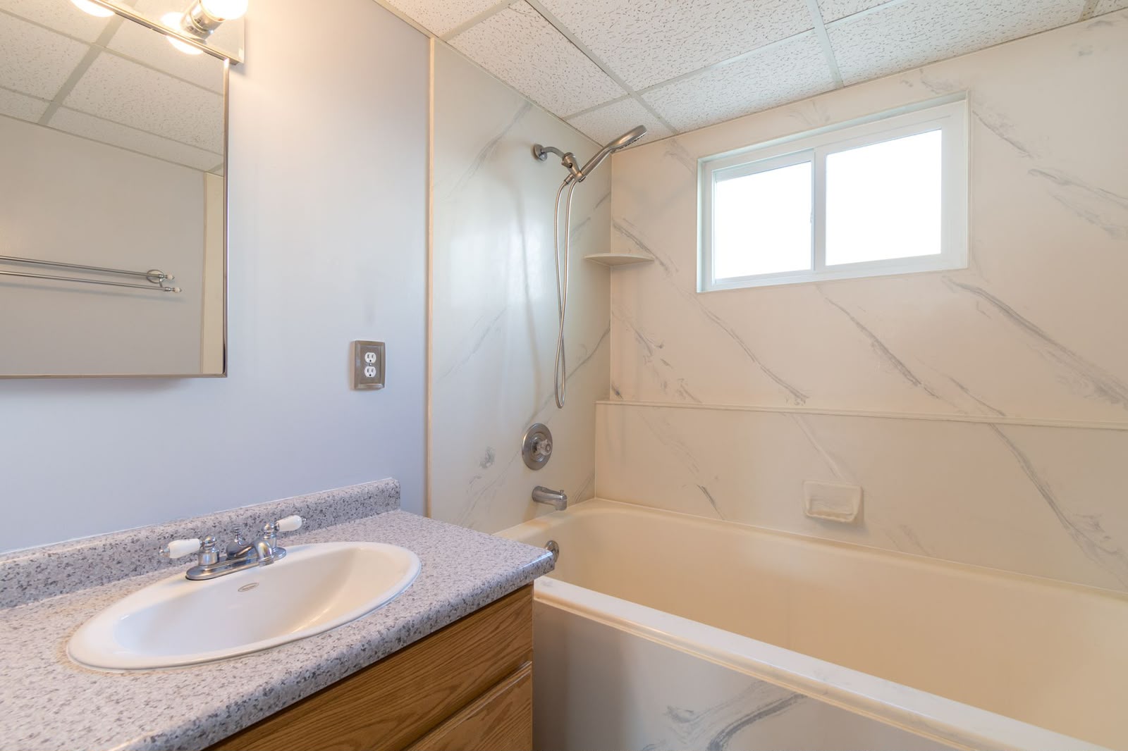 Baño con acabado mármol