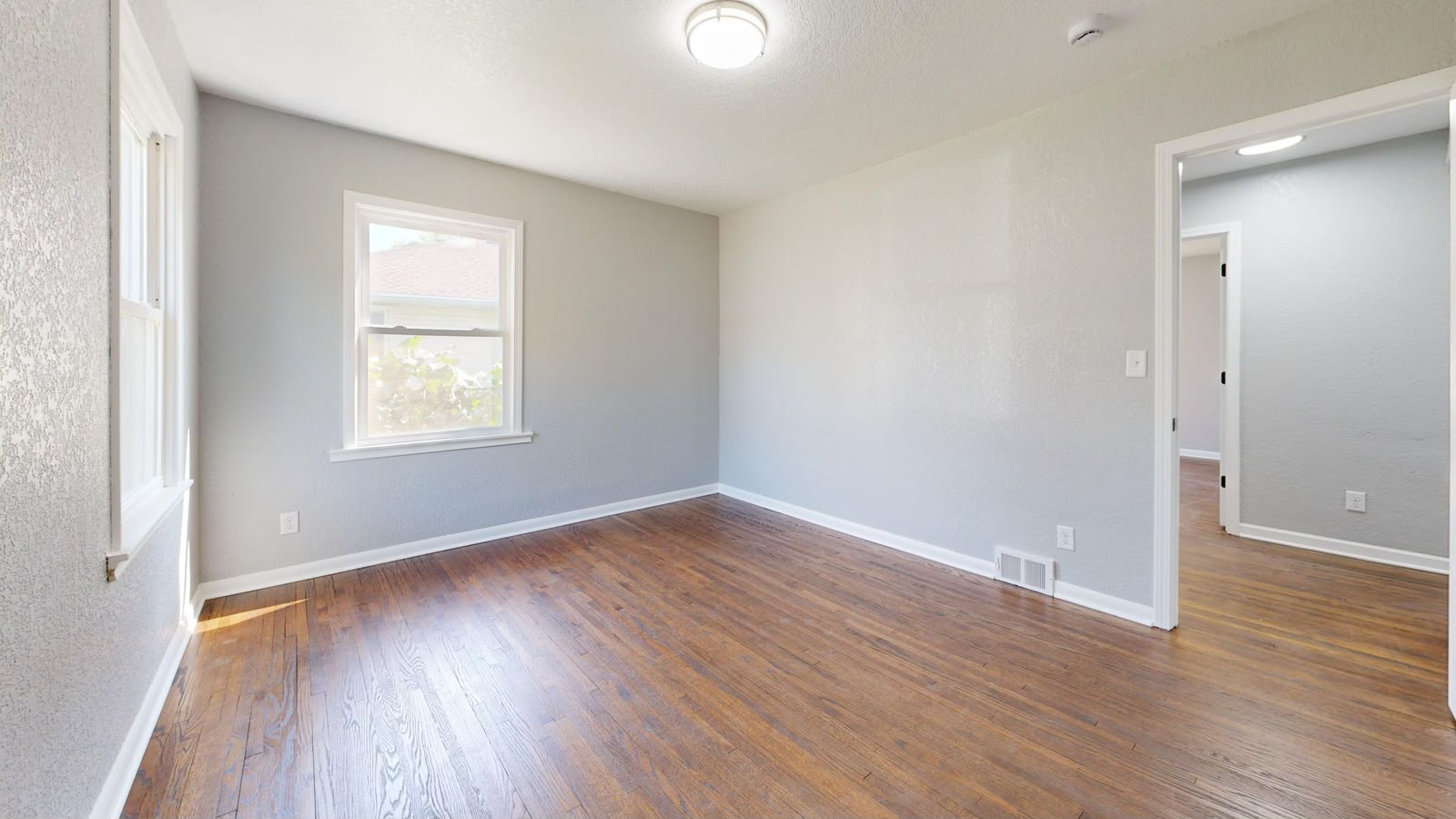 Salón con suelo de madera