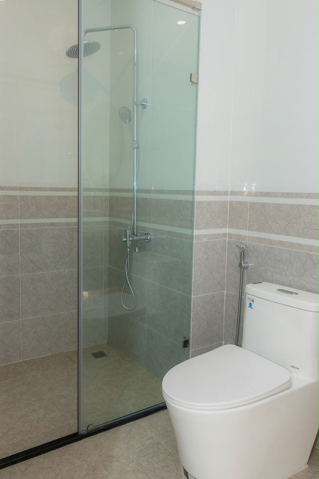 Ducha de obra y mampara de cristal