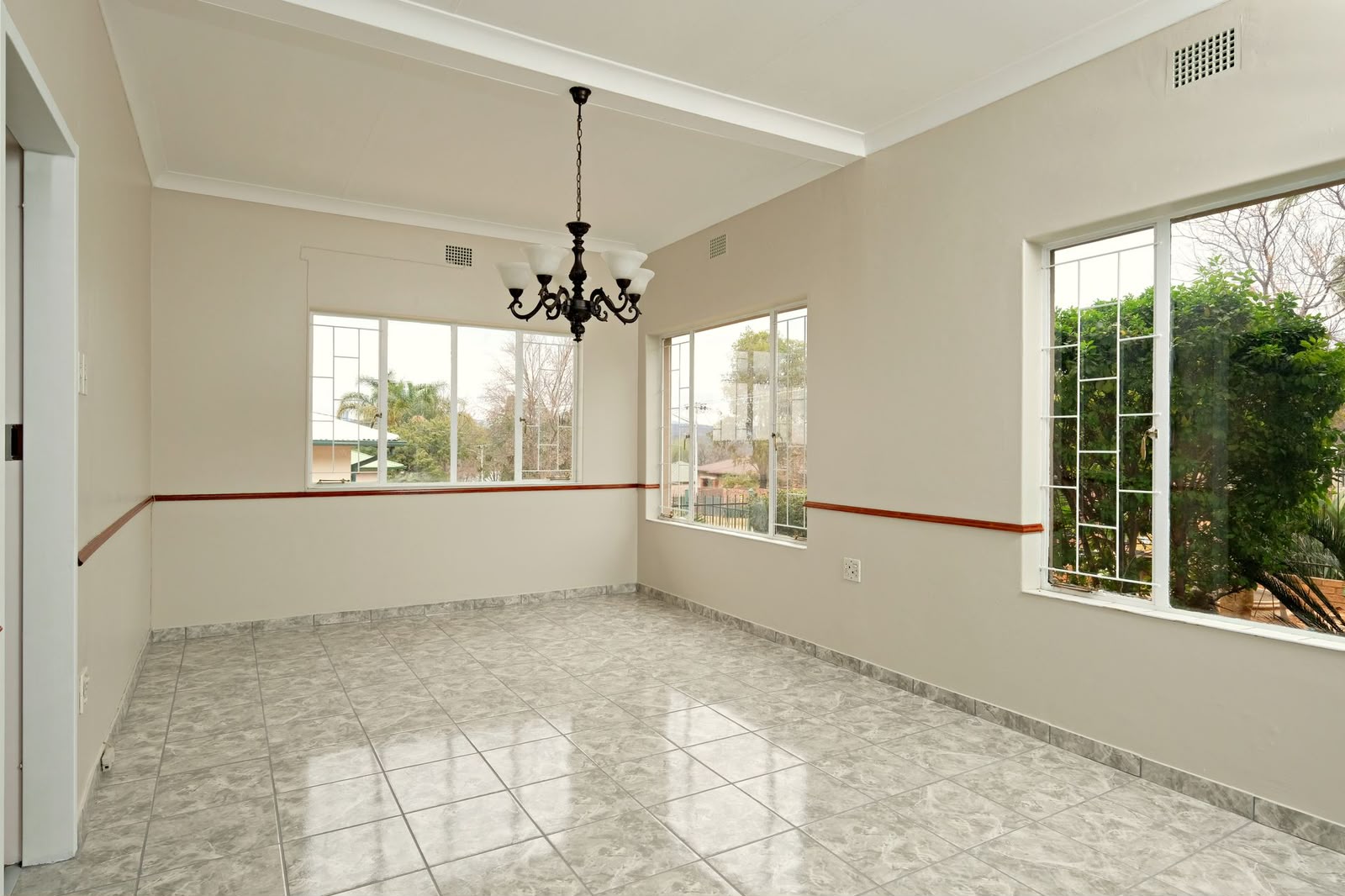 Sala luminosa con grandes ventanales